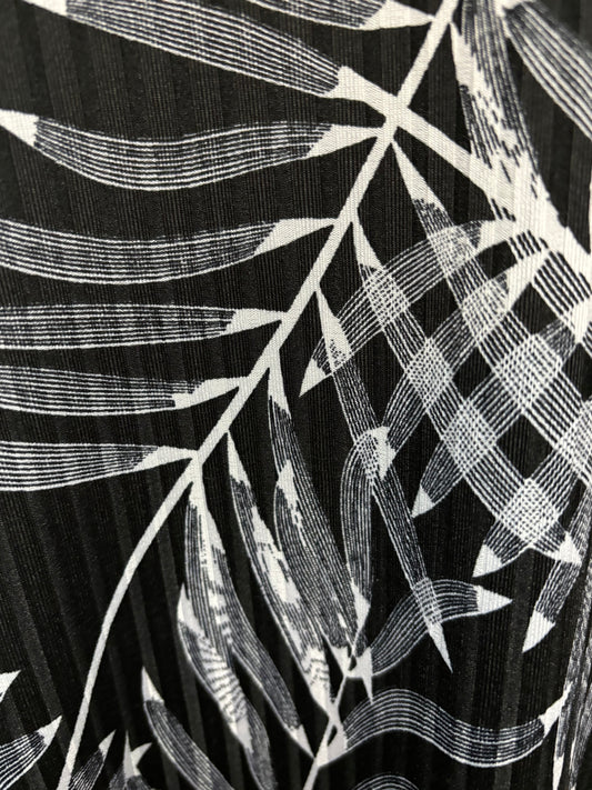 Robe noire feuillage