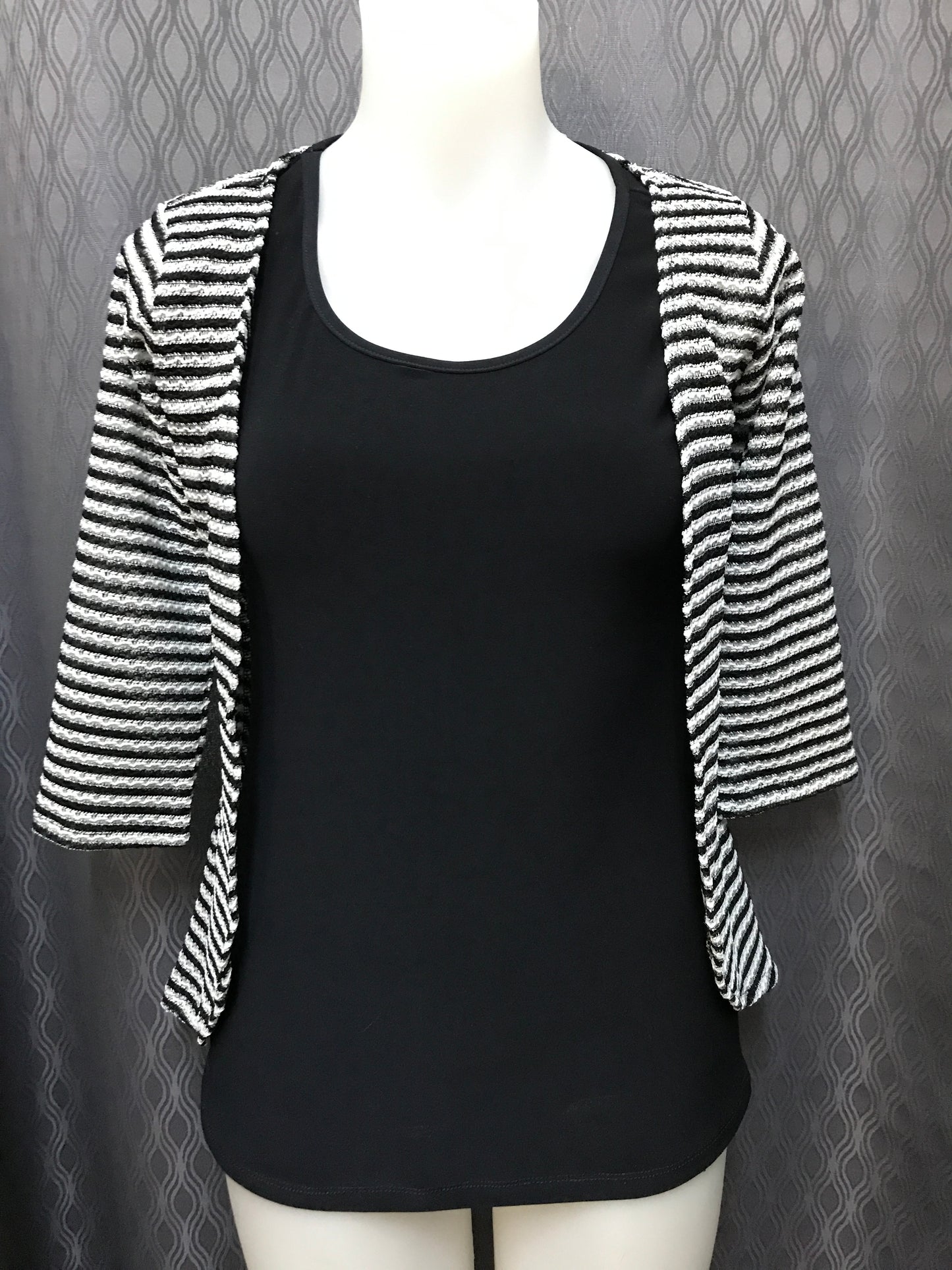 Veste noire et blanche