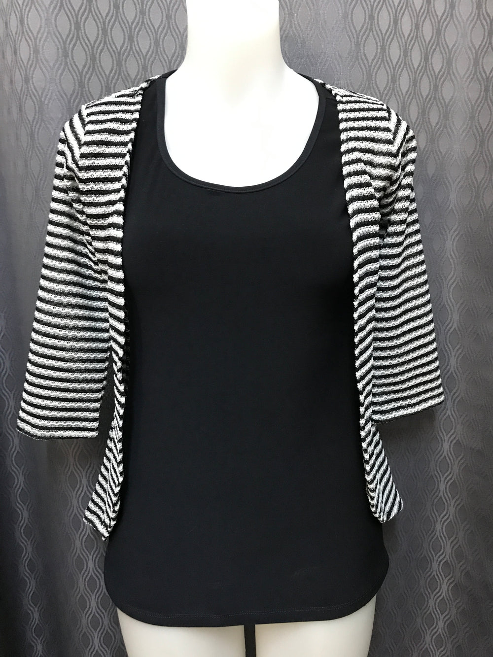 Veste noire et blanche