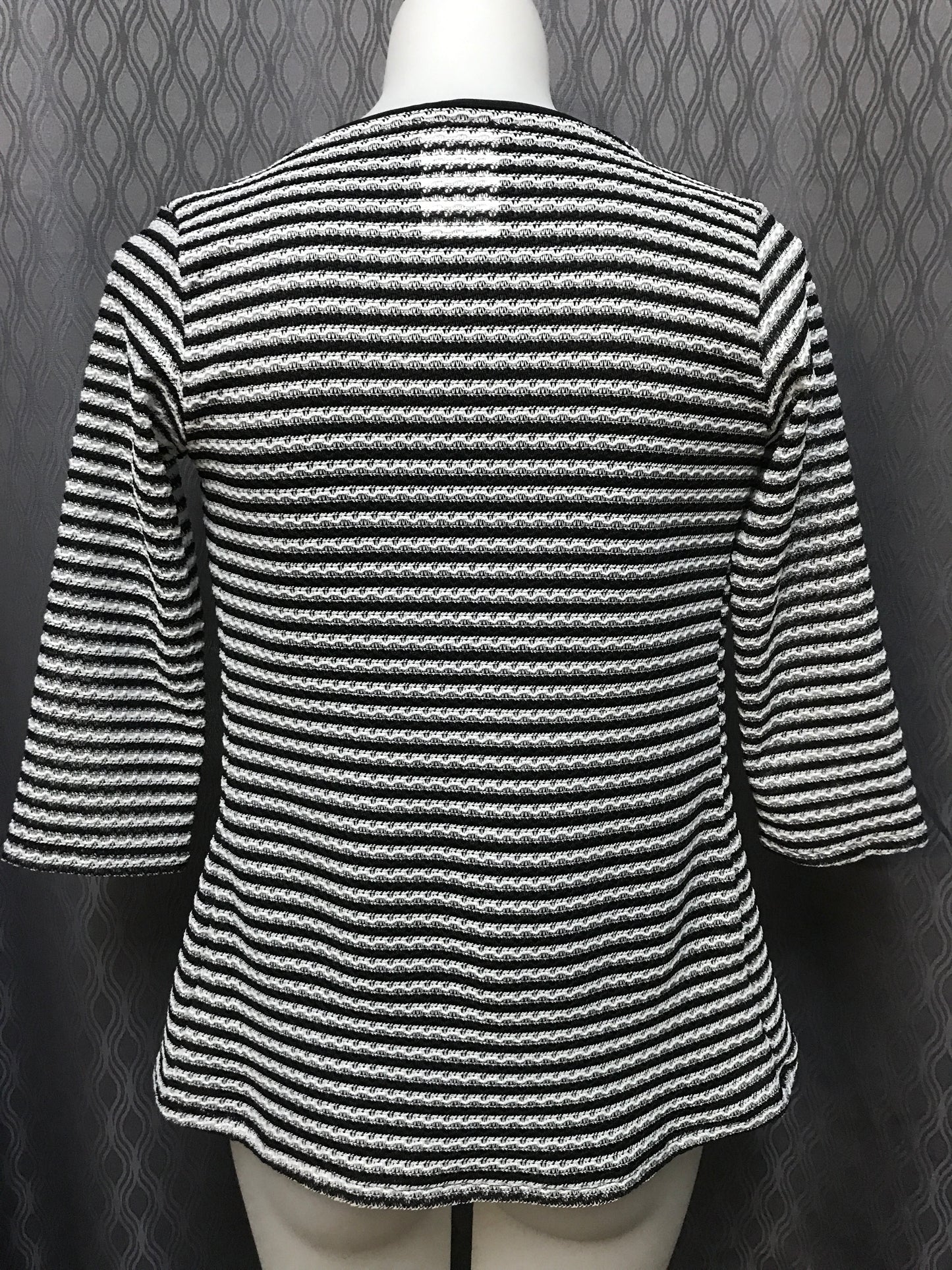 Veste noire et blanche