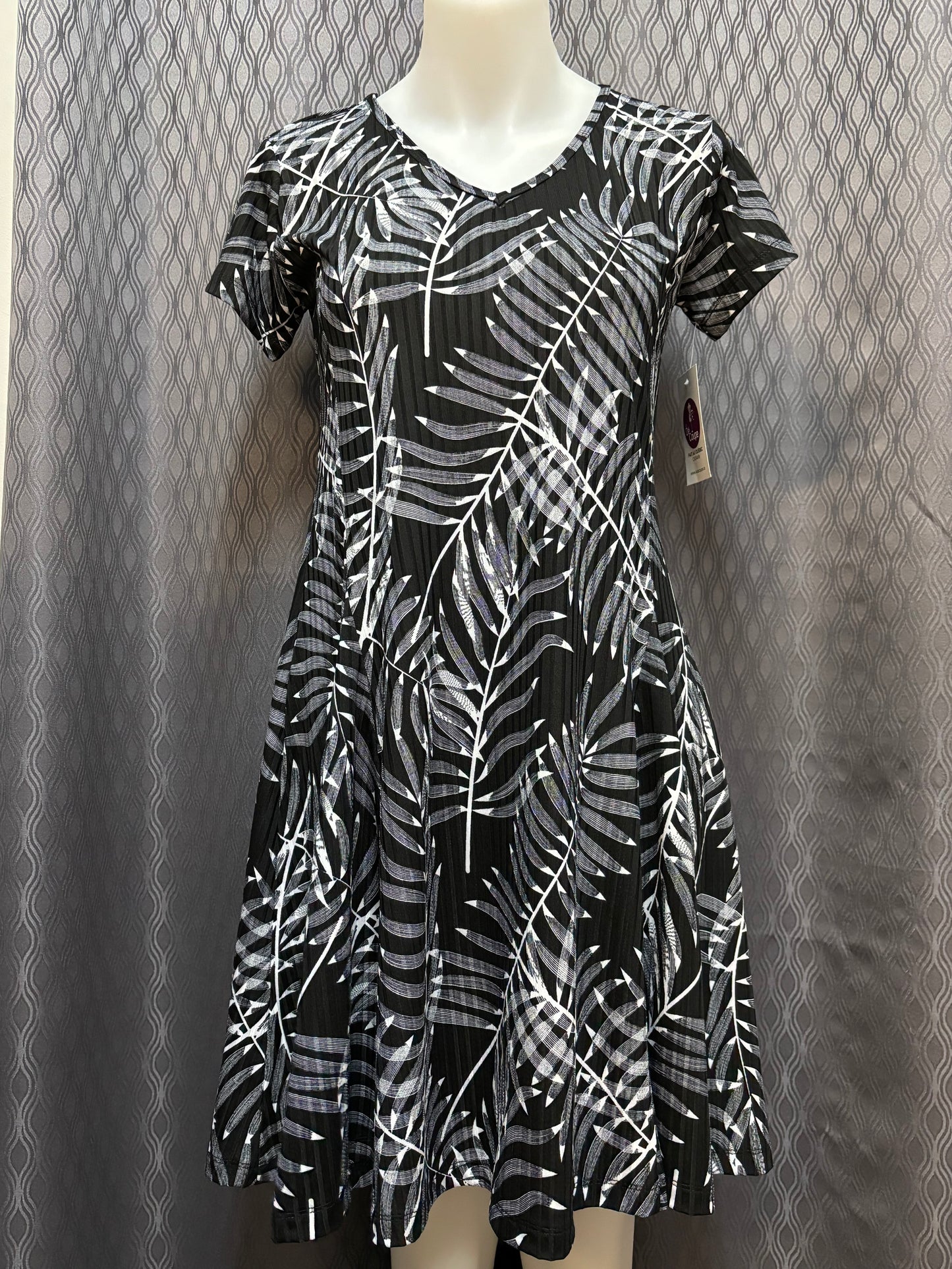 Robe noire feuillage